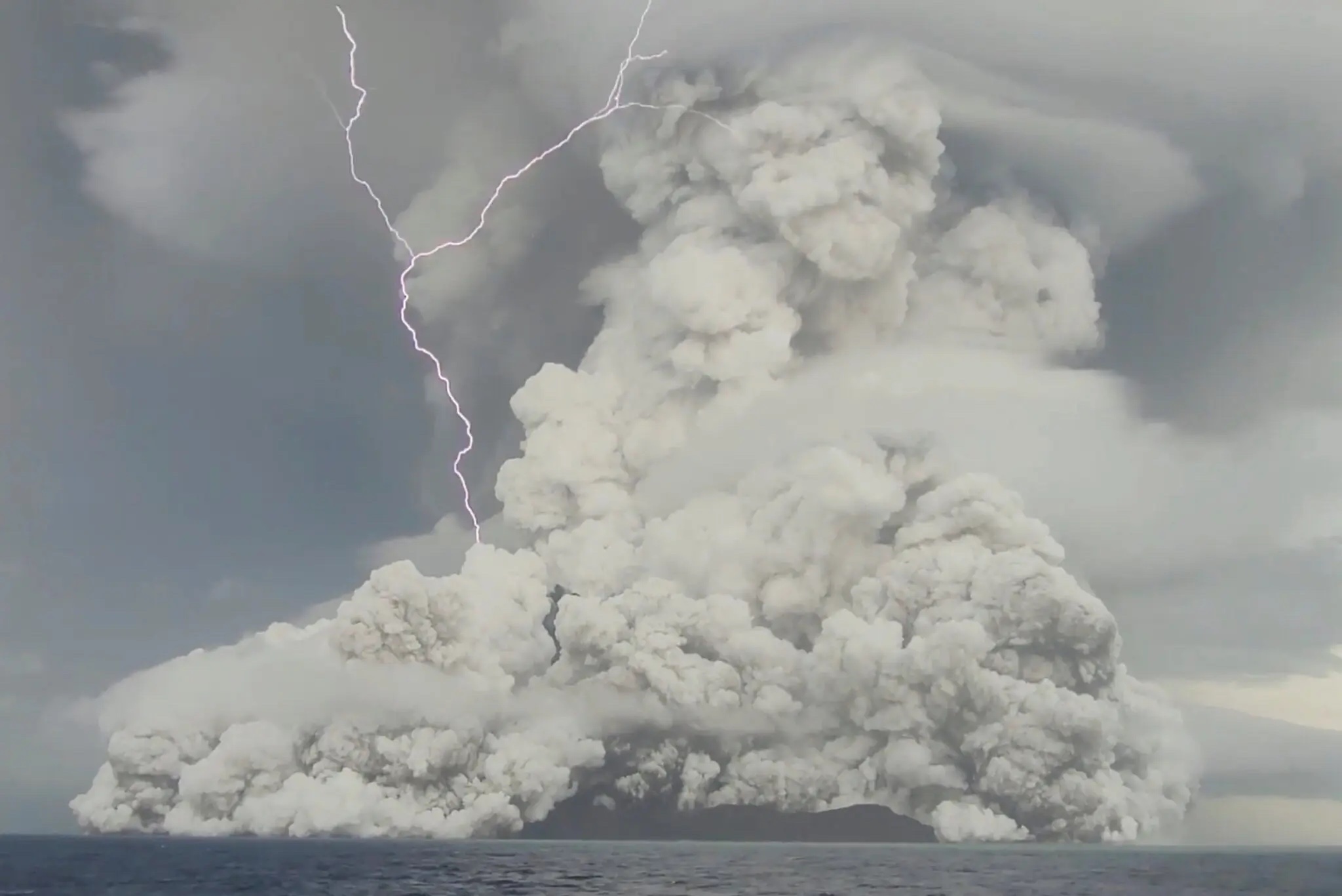 汤加火山,图片来自路透社为何汤加火山极具爆发威力,释放的二氧化硫