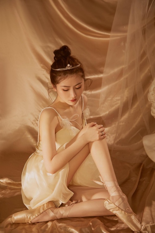 郑雯芯主演都市甜宠剧《即将开始的恋爱》开机，诠释聪明独立的女性角色