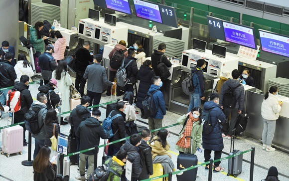 上海虹桥机场小年夜客流平稳有序所有旅客都戴口罩