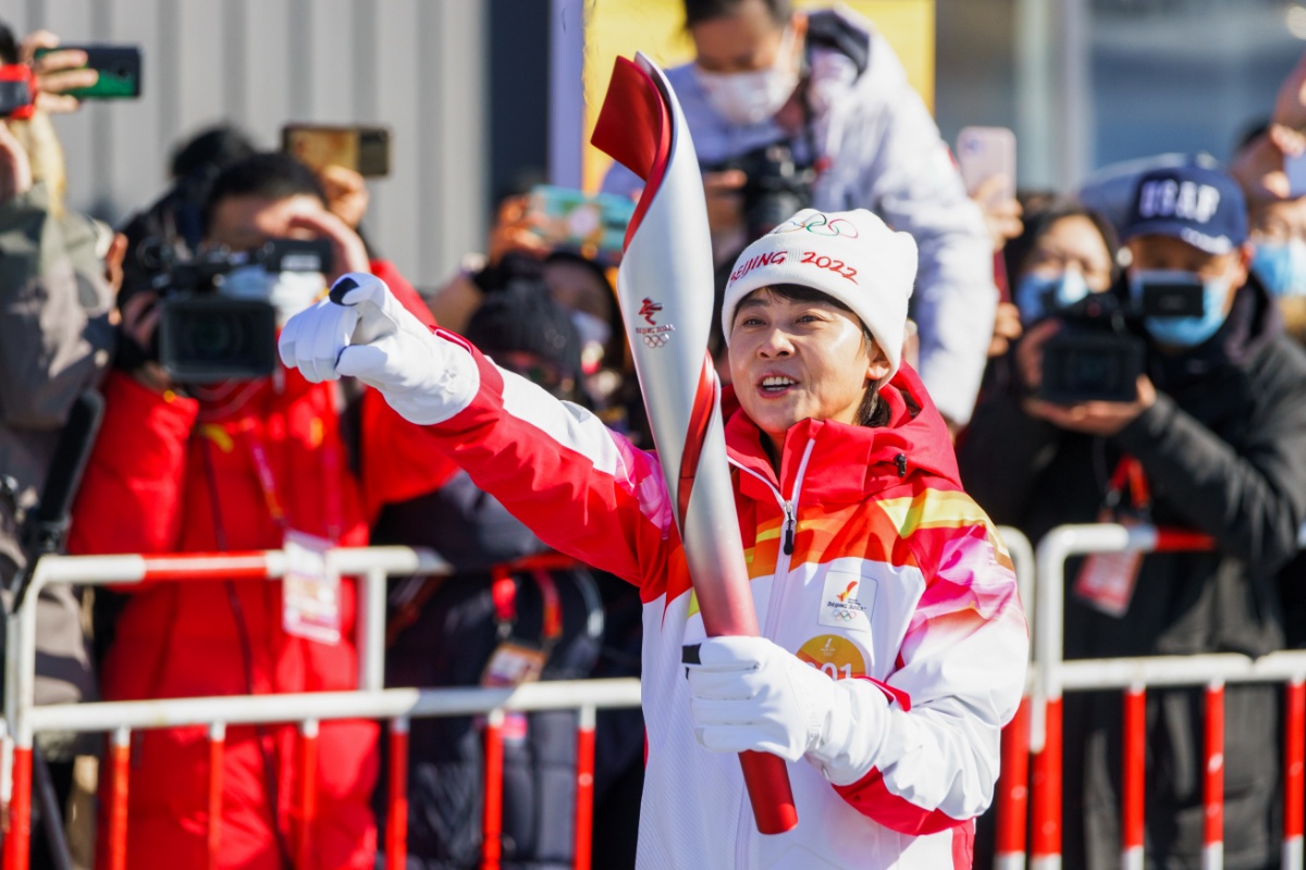短道速滑传奇名将王濛参与火炬传递