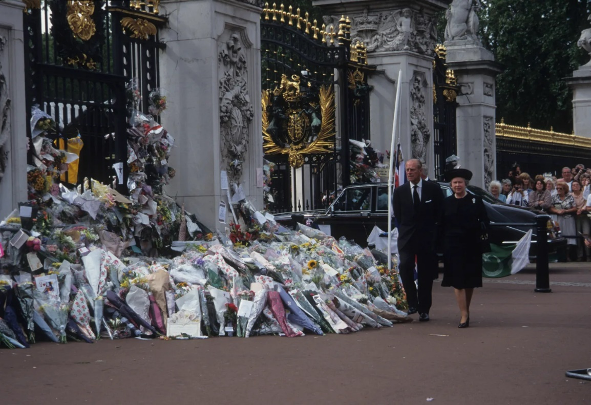 1997年9月6日，英国女王伊丽莎白二世和菲利普亲王走过向戴安娜王妃致敬的公众