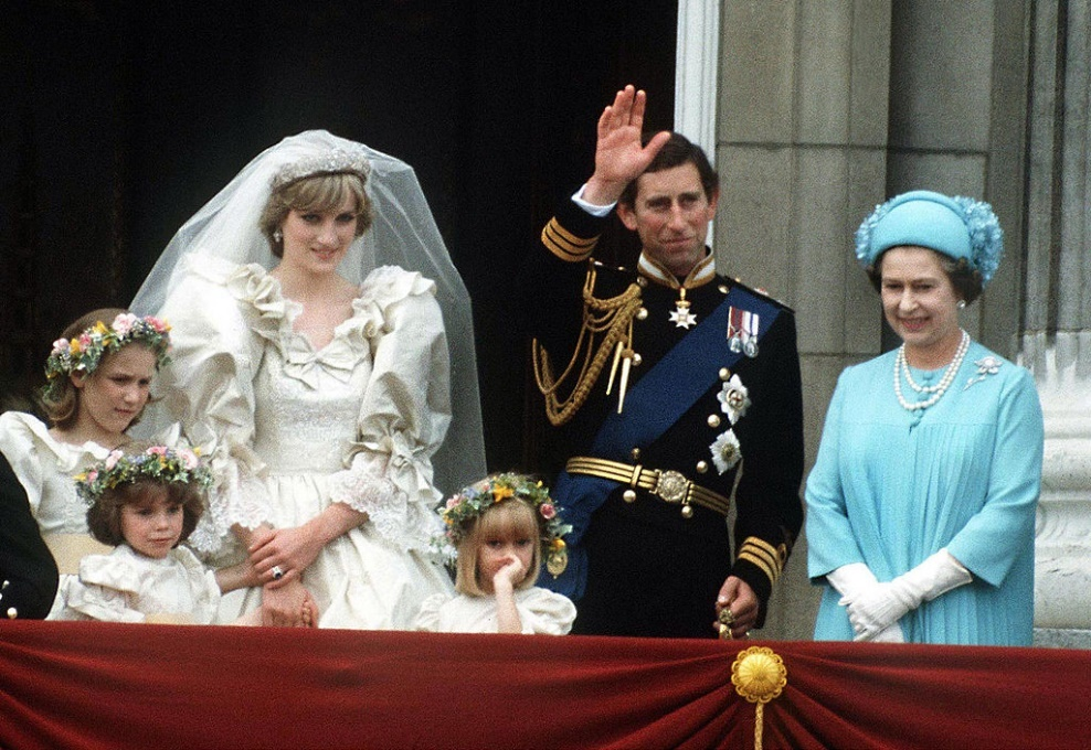 1981年7月29日，伊丽莎白二世和菲利普亲王的长子查尔斯王子与黛安娜王妃结婚，被誉为世纪婚礼。