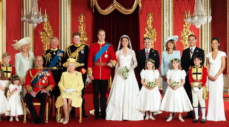 2011年4月29日，英国王储查尔斯王子与戴安娜王妃的长子威廉王子和女友凯特的婚礼在英国威斯敏斯特教堂举行。女王出席王室家庭合照。