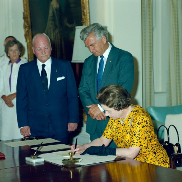 加拿大之后，1986年3月2日，英国女王伊丽莎白二世前往澳大利亚签署了《澳大利亚法案》，使澳大利亚法律独立于英国议会和法院。