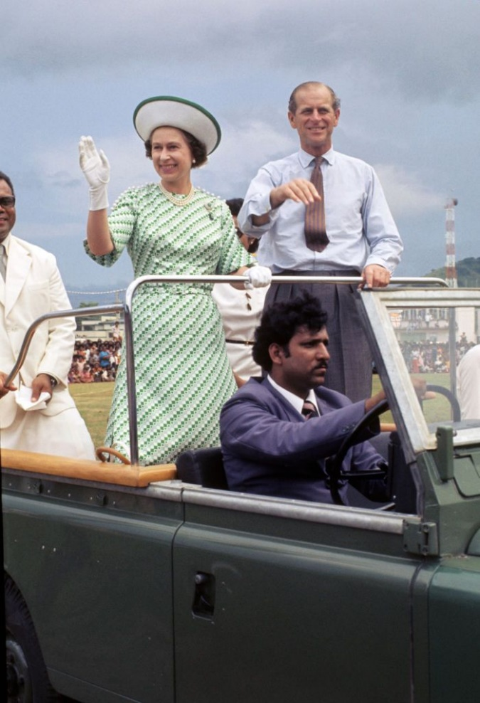 1977年2月，银禧之旅中的伊丽莎白女王和菲利普亲王访问斐济，在敞篷车上挥手致意。