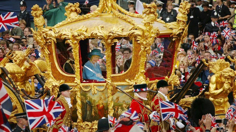 作为庆祝活动的一部分，女王乘坐了金州马车。
