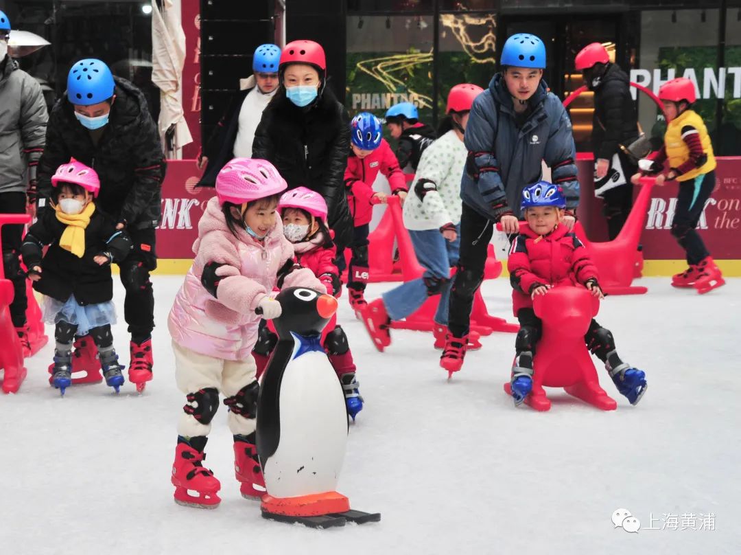 在bfc外滩金融中心户外溜冰场上,不少年轻家长带着孩子来这里体验一把