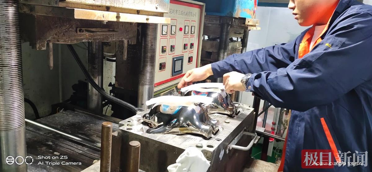 工人制作冰墩墩硅胶外壳（来源：企业众盛硅胶）