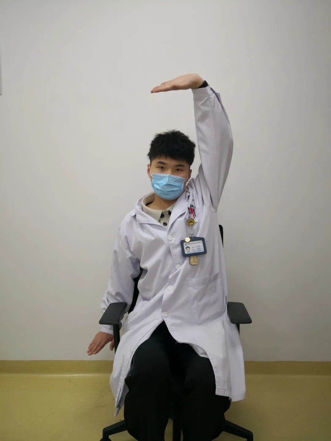 颈臂牵拉保持2—5秒,重复三次4,提气耸肩两侧各保持8—10秒3,抱肘体侧