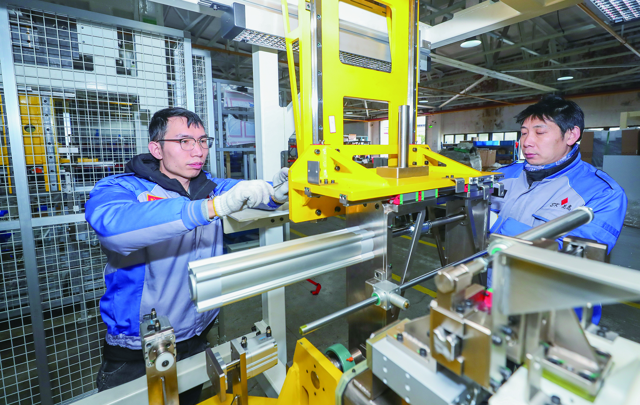 小昆山镇的上海先惠自动化技术股份有限公司生产车间内工人正在赶制