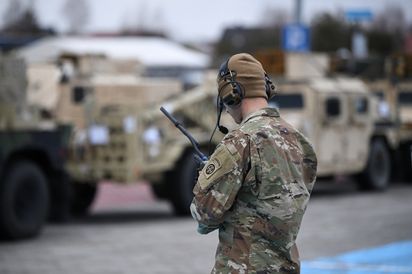 当地时间2022年2月8日，波兰热舒夫-雅辛卡机场，美军运输机抵达，士兵和大批事装备运抵。澎湃影像   图