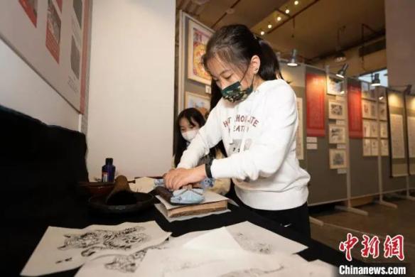 小朋友现场体验武强年画生肖虎印制。