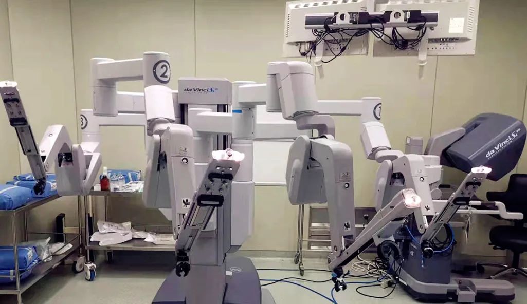 华山医院达芬奇机器人图片