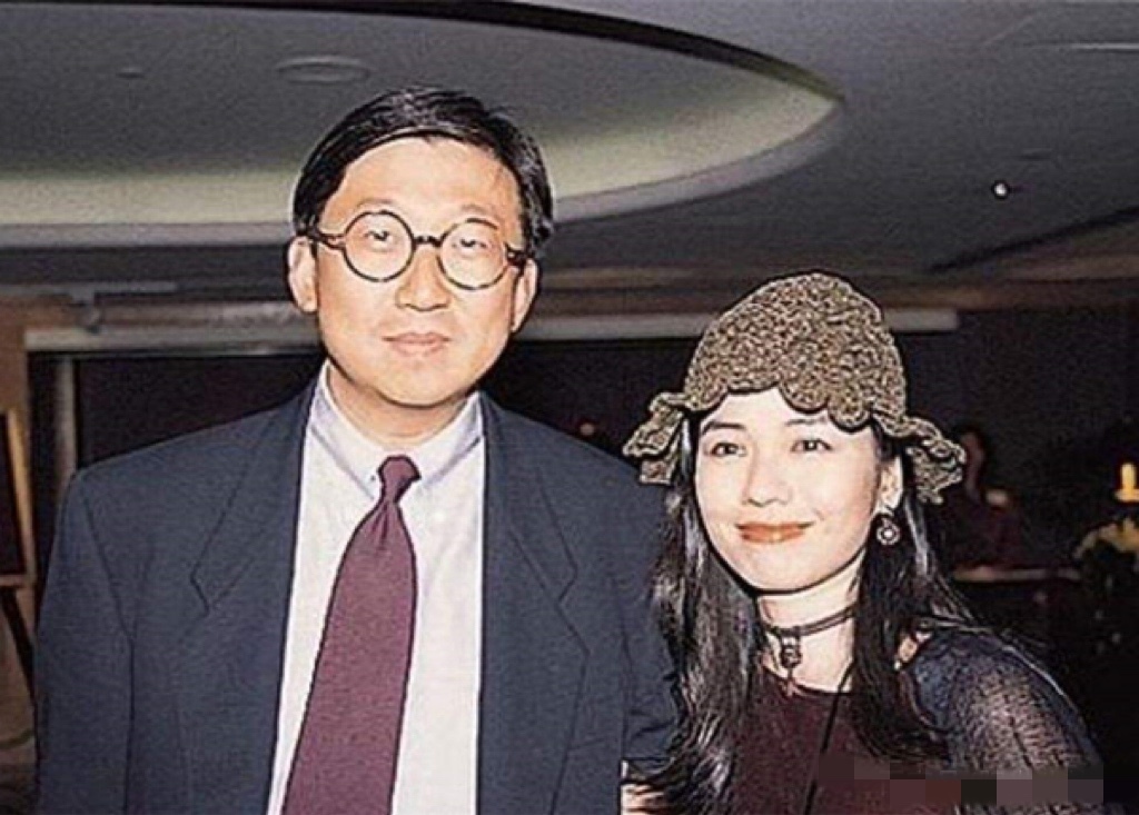 钟楚红庆62岁生日风采依旧 收到鲜花卡片被疑有新恋情