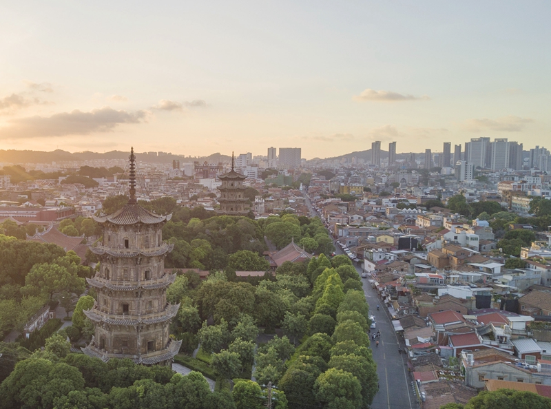2021年7月25日，在福州举行的第44届世界遗产大会上，“泉州：宋元中国的世界海洋商贸中心”顺利通过审议，成功列入《世界遗产名录》，成为我国第56个世界遗产    新华社图