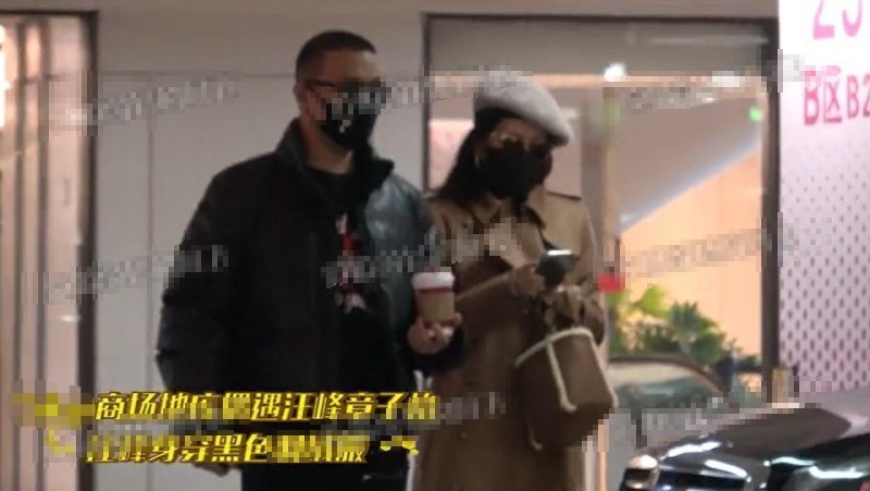 汪峰和老婆约会被拍 章子怡低头玩手机与老公同进同出
