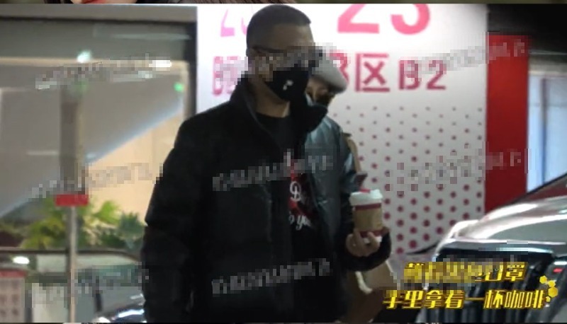 汪峰和老婆约会被拍 章子怡低头玩手机与老公同进同出