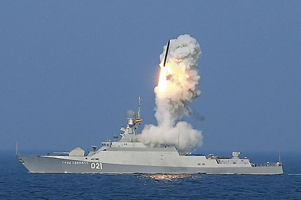 俄海军21631型护卫舰发射“口径”-HK巡航导弹。