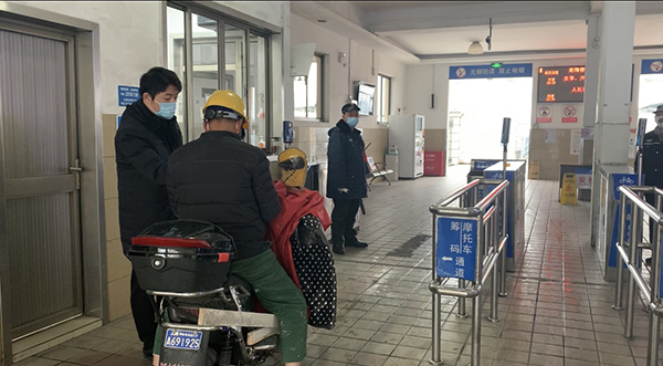 3月1日早高峰，上海定海桥渡口，准备渡江的乘客拿出手机支付码、交通卡，有序排队过闸上船。本文图片澎湃新闻记者陈逸欣图