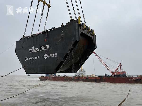 52661b4ff145f5ce5614256330e3e52c.jpg 等比例实验海试现场图-起吊成功(1).jpg