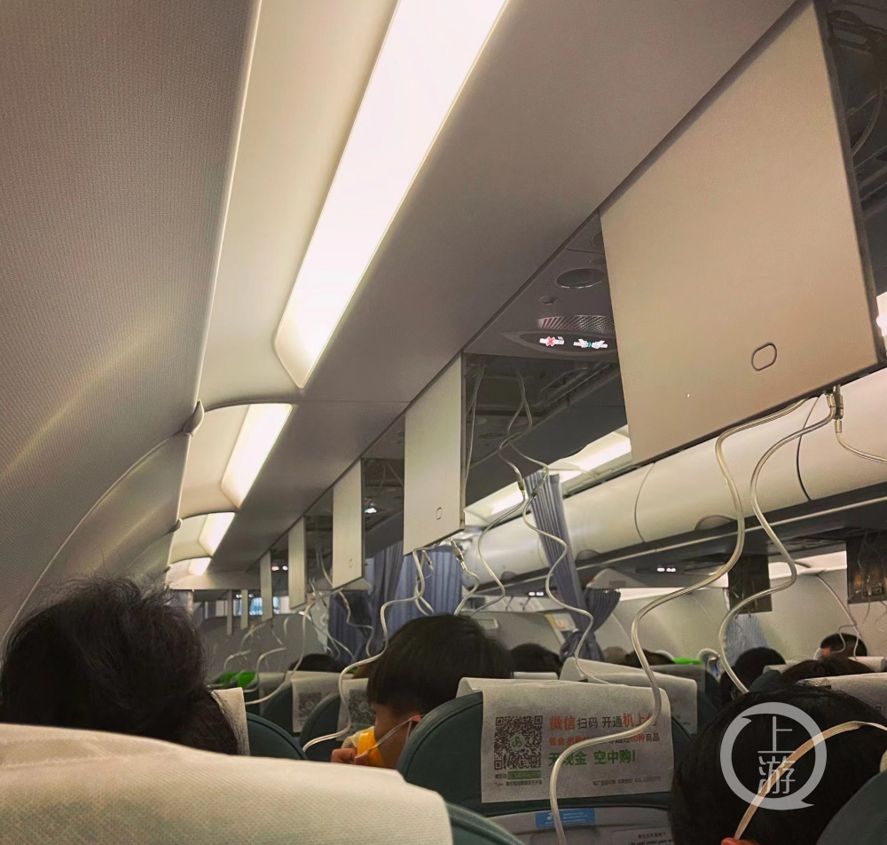 2021年1月，某航空公司客机在飞行中出现客舱失压，客舱氧气面罩脱落。图片来源/微博