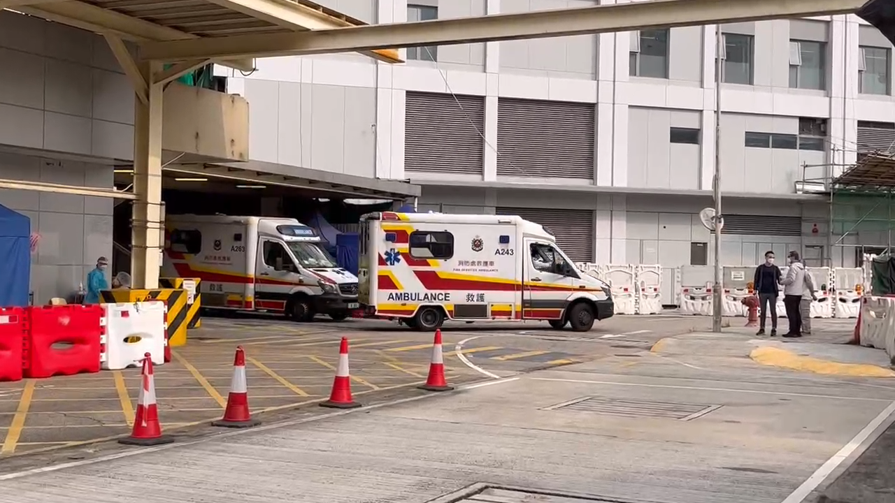 香港第五波疫情袭来，让香港屯门医院突然涌入很多病患。屯门医院 图