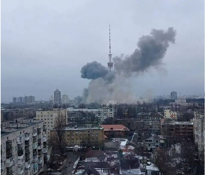 俄罗斯空袭基辅电视塔。
