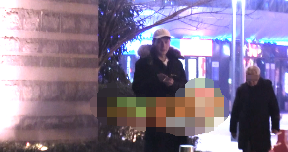 杨幂与年轻男子同回小区 对方疑似郭敬明助理