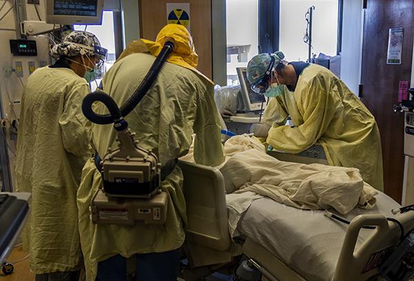 美国加利福尼亚州洛马琳达,医务人员在医院重症监护室内治疗患者。人民视觉 资料图