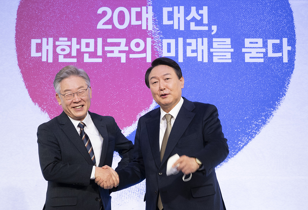 韩国总统热门候选人李在明(左)与尹锡悦