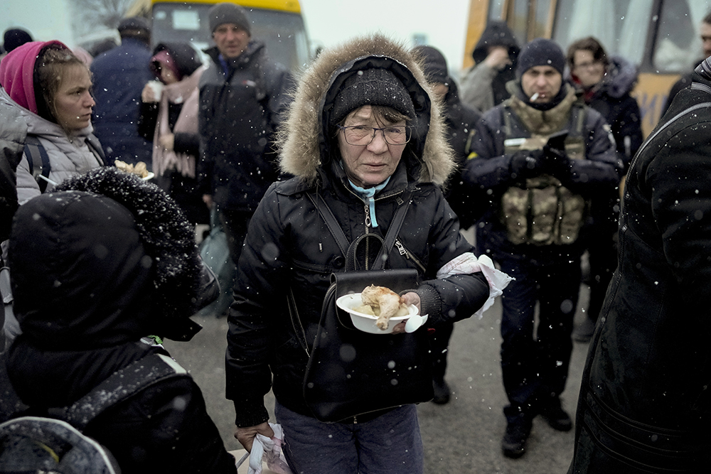 当地时间2022年3月9日,乌克兰首都基辅郊区,一名从乌克兰首都地区撤离