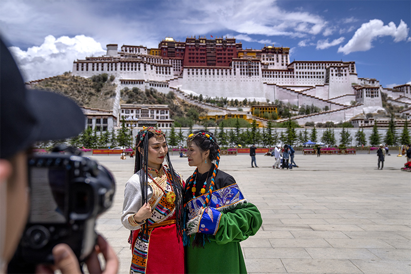 2021年6月1日，西藏拉萨，游客游览布达拉宫。视觉中国 图