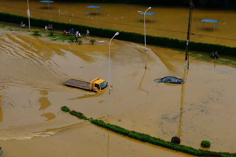 2019年7月4日,南昌,暴雨导致积水严重,部分车辆被淹。人民视觉 图