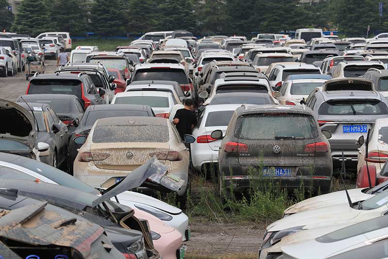 某地一处停车场内,停满了因洪水受损的泡水车。人民视觉 图