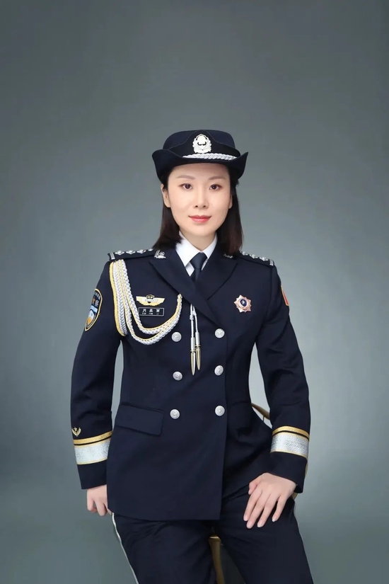 穿上警礼服的他们,帅爆了!