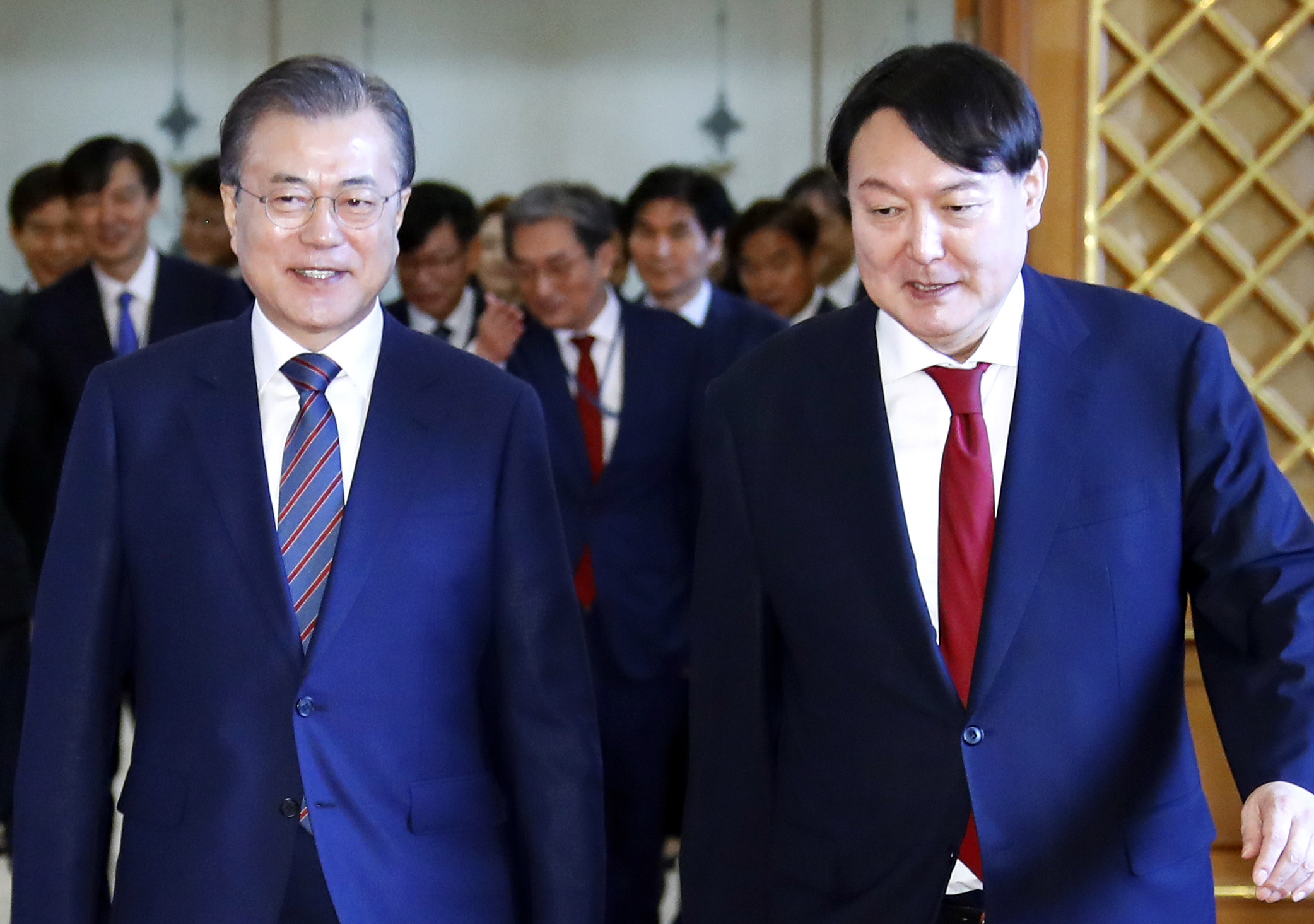 韩国大选刚结束尹锡悦就和文在寅闹矛盾,两大阵营交锋开始 韩国大选刚结束尹锡悦就和文在寅闹矛盾,两大阵营交锋开始