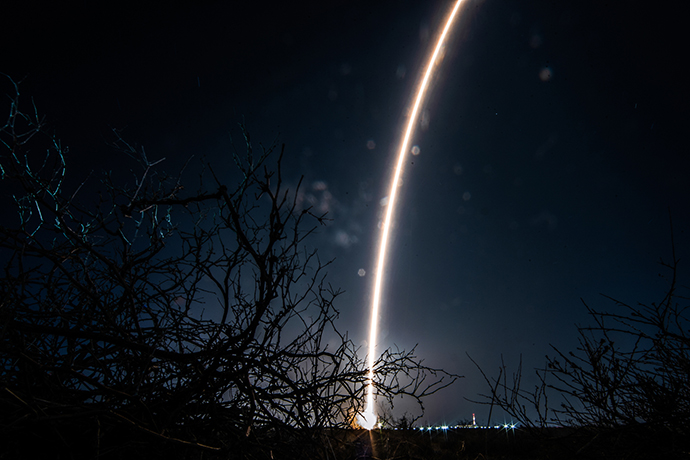 当地时间2022年3月18日，哈萨克斯坦，搭载“联盟MS-21”飞船的“联盟-2.1a”火箭发射升空。载有3名俄罗斯宇航员的俄“联盟MS-21”飞船与国际空间站完成对接，3名宇航员顺利抵达国际空间站。澎湃影像 图