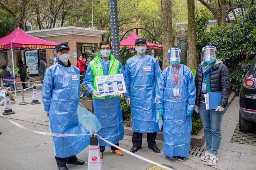 核酸检测点的热心人外籍志愿者助力上海抗疫