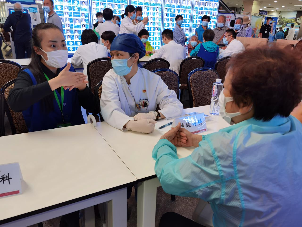 唐文妍陪同看病,为患者进行手语翻译。受访者供图