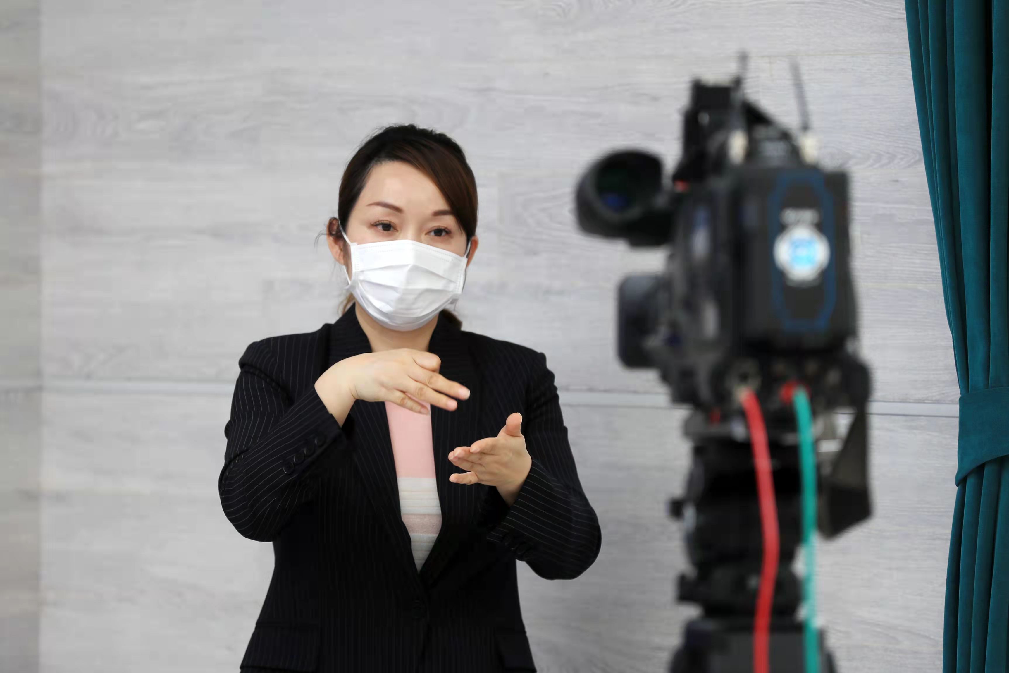 郭奕敏在疫情发布会上进行手语翻译。受访者供图