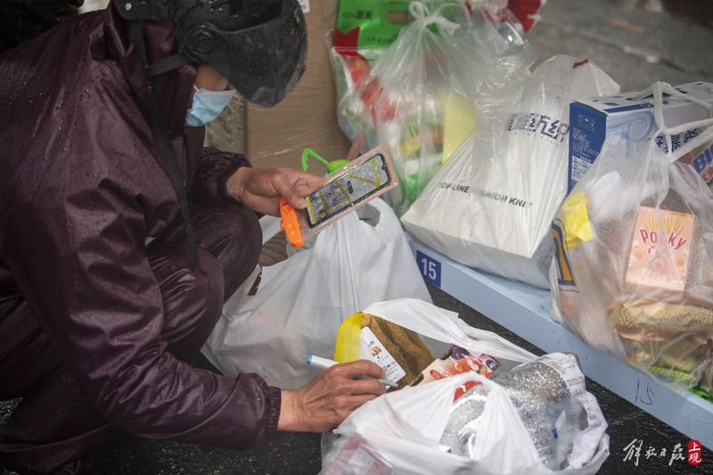 雨中送菜3000份生鲜套餐运抵浦东北蔡镇民警和志愿者送货上门