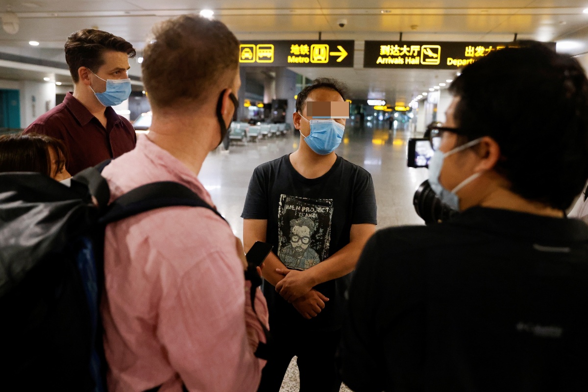 东航客机坠毁事故：部分乘客家属在广州白云机场等候消息