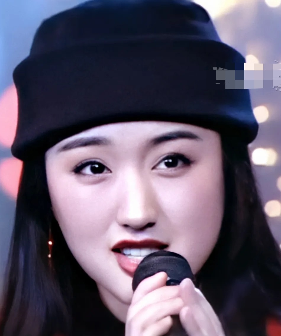 50岁杨钰莹自拍美颜过度 被网友吐槽"脸歪嘴斜"