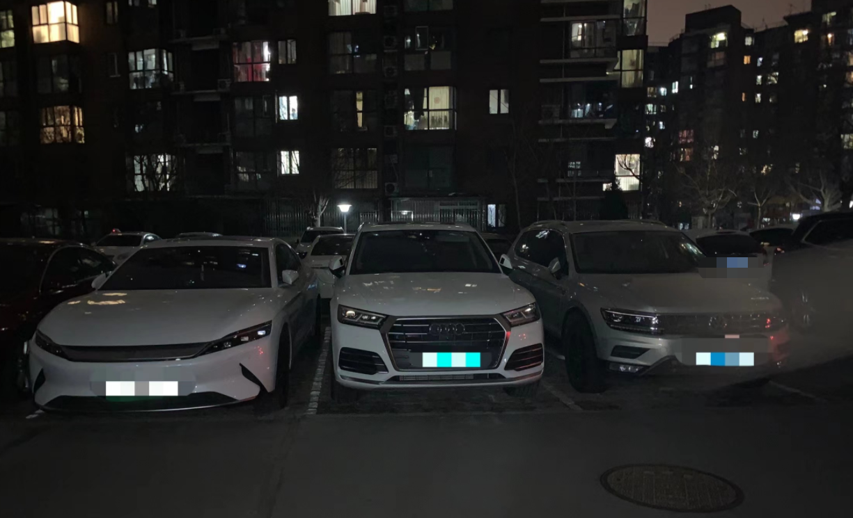 一辆中大型车就将车位占得满满当当