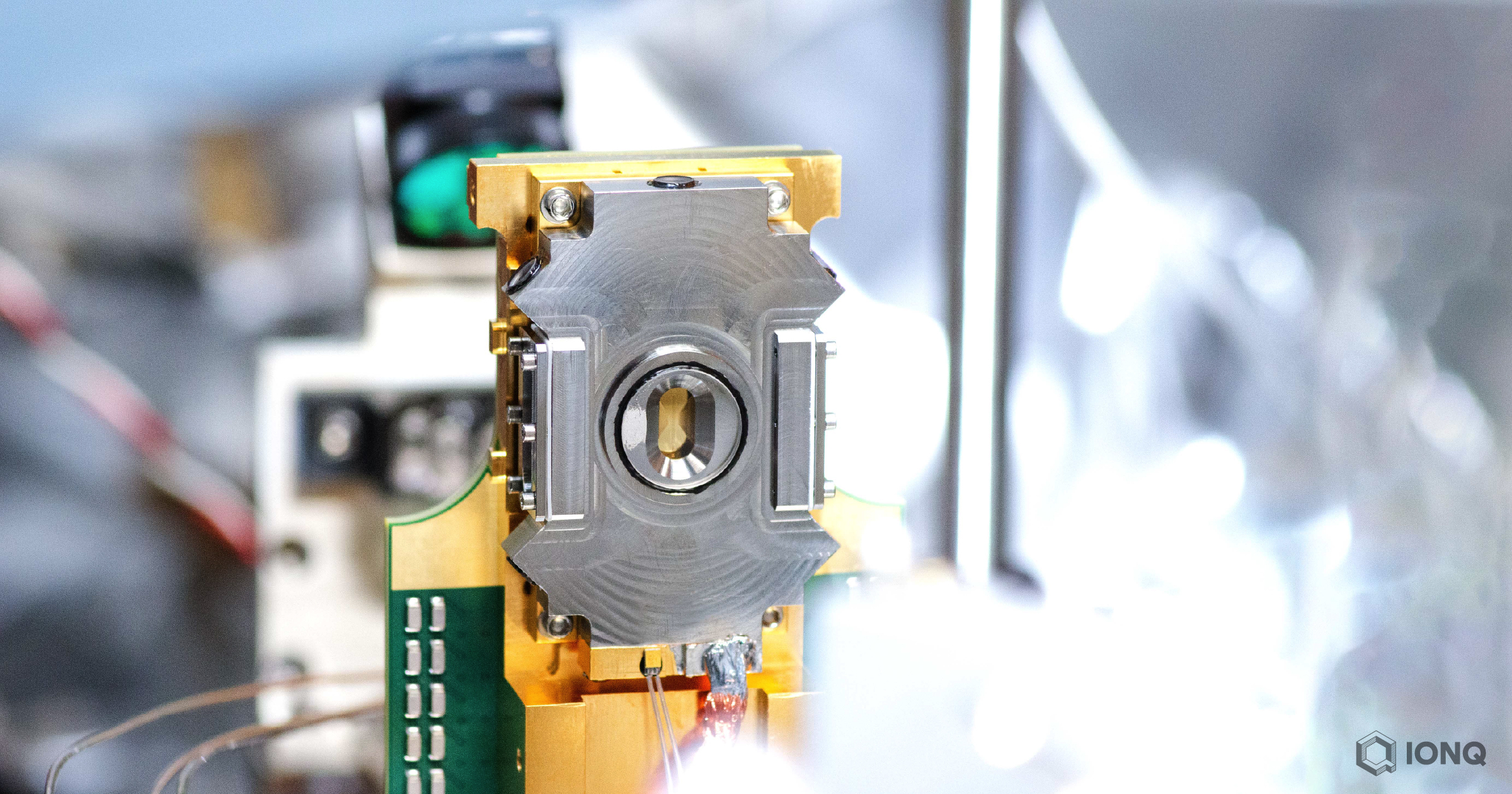IonQ Aria量子计算机核心组件，图片来自IonQ公司