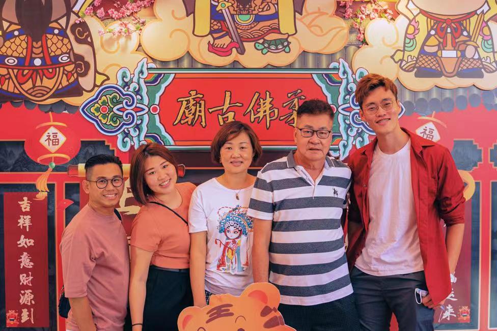 黄伟刚和家人在马来西亚过春节