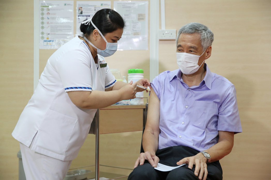 李显龙接种新冠疫苗