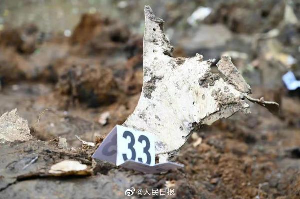 现场标记的飞机残骸。来源：@人民日报