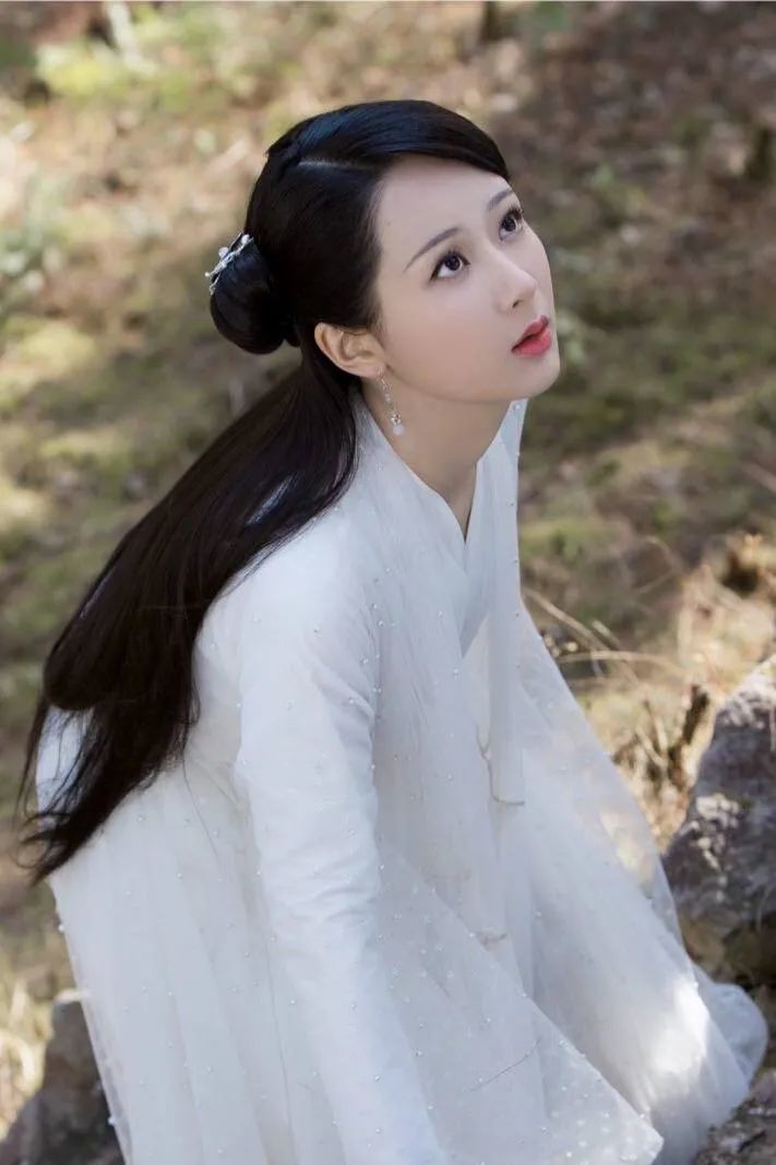 家有儿女》后沉寂险退圈，如今成90后女顶流，杨紫到底凭什么？