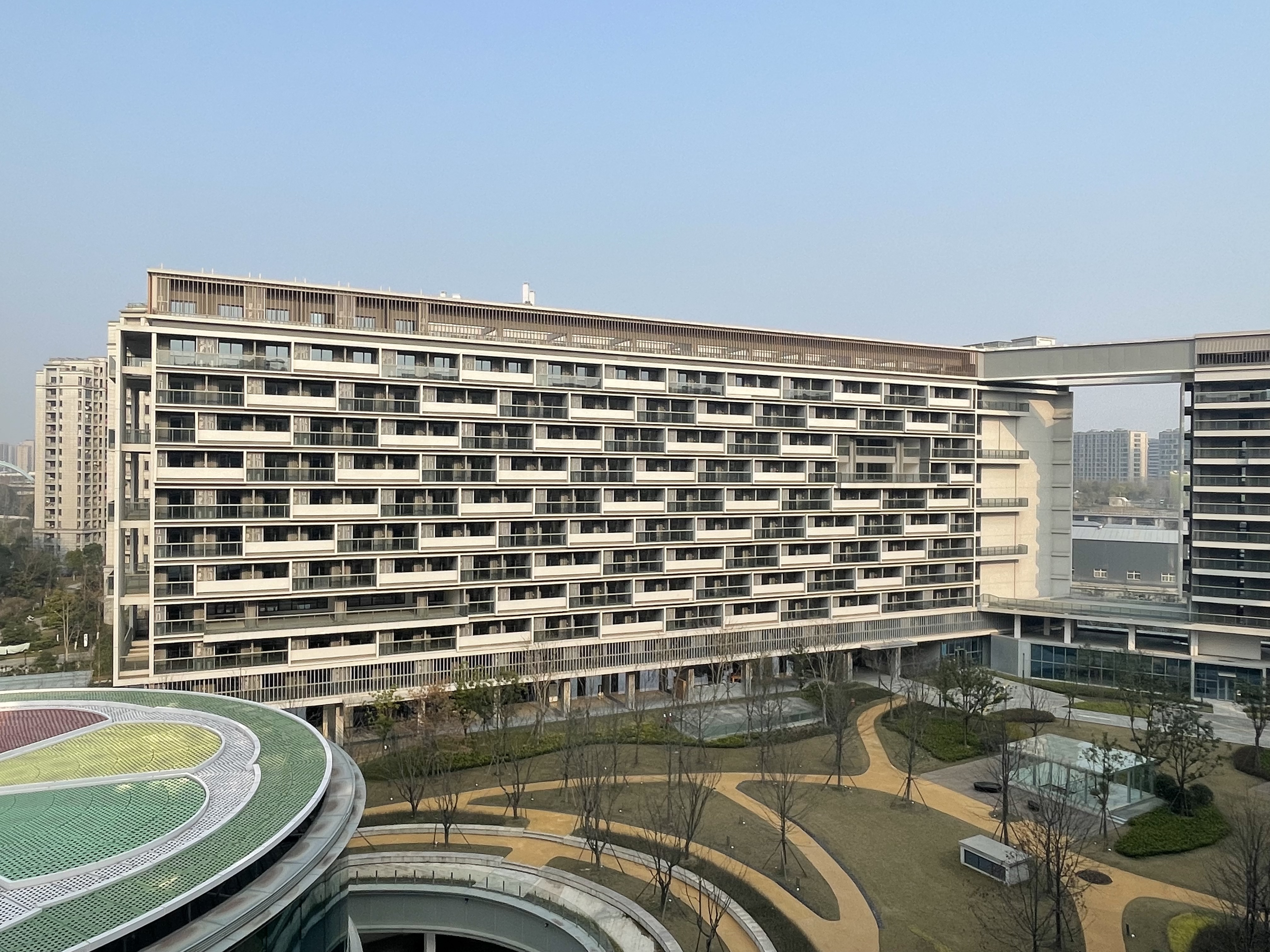 宁巢明石公寓的单人套间楼,顶楼配有空中跑道.